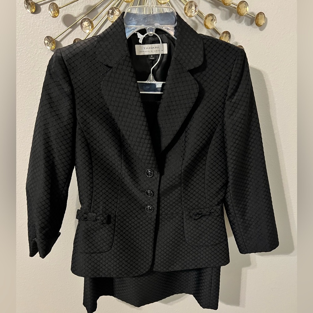 Skirt black business suit - Tahari - size 4 - worn once